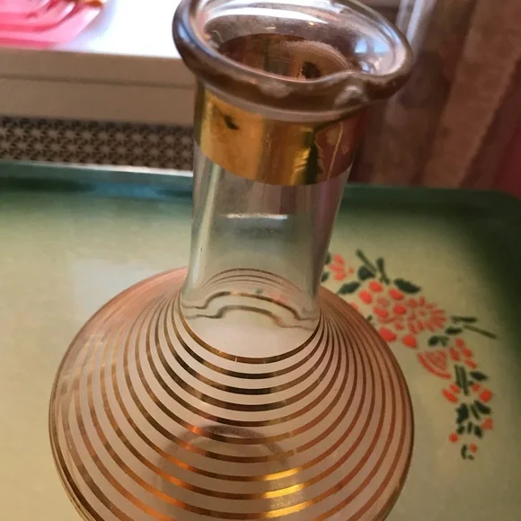 Vintage Frosted Glass Liquor Decanter w/Gold Stripes & 5 Shot Glasses. - Picture 4 of 4